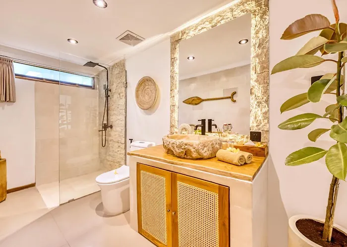 Aurora - Private 6 Bdr In Seminyak, Prime Location, Pool & Garden Seminyak (Bali)