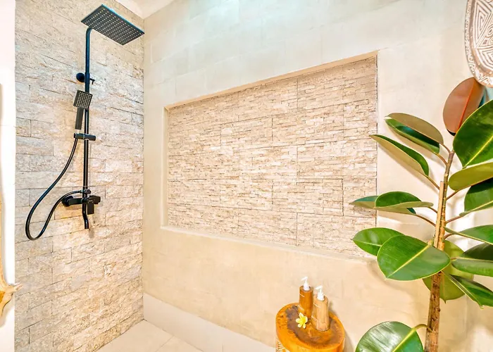 Villa Aurora - Private 6 Bdr In Seminyak, Prime Location, Pool & Garden Seminyak (Bali)