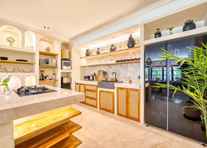 Villa Aurora - Private 6 Bdr In Seminyak, Prime Location, Pool & Garden